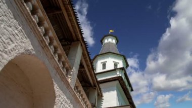 Diriliş Monastery(Voskresensky Monastery, Novoiyerusalimsky Monastery or New Jerusalem Monastery) gökyüzüne karşı--olan Moscow region, Rusya Federasyonu Rus Ortodoks Kilisesi'nin büyük bir manastır 