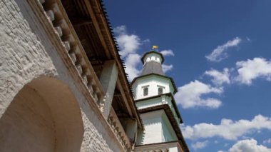 Diriliş Monastery(Voskresensky Monastery, Novoiyerusalimsky Monastery or New Jerusalem Monastery) gökyüzüne karşı--olan Moscow region, Rusya Federasyonu Rus Ortodoks Kilisesi'nin büyük bir manastır 
