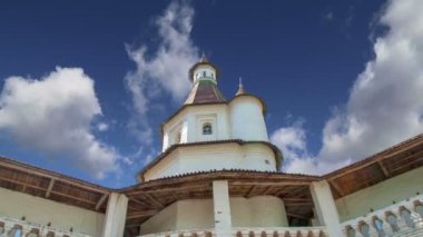 Diriliş Monastery(Voskresensky Monastery, Novoiyerusalimsky Monastery or New Jerusalem Monastery) gökyüzüne karşı--olan Moscow region, Rusya Federasyonu Rus Ortodoks Kilisesi'nin büyük bir manastır 