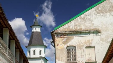 Diriliş Monastery(Voskresensky Monastery, Novoiyerusalimsky Monastery or New Jerusalem Monastery) gökyüzüne karşı--olan Moscow region, Rusya Federasyonu Rus Ortodoks Kilisesi'nin büyük bir manastır 