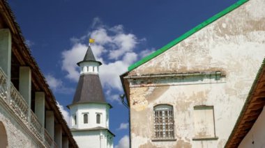 Diriliş Monastery(Voskresensky Monastery, Novoiyerusalimsky Monastery or New Jerusalem Monastery) gökyüzüne karşı--olan Moscow region, Rusya Federasyonu Rus Ortodoks Kilisesi'nin büyük bir manastır 