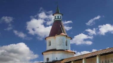 Diriliş Monastery(Voskresensky Monastery, Novoiyerusalimsky Monastery or New Jerusalem Monastery) gökyüzüne karşı--olan Moscow region, Rusya Federasyonu Rus Ortodoks Kilisesi'nin büyük bir manastır 