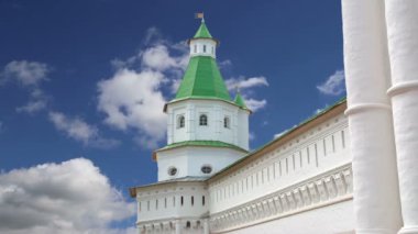 Diriliş Monastery(Voskresensky Monastery, Novoiyerusalimsky Monastery or New Jerusalem Monastery) gökyüzüne karşı--olan Moscow region, Rusya Federasyonu Rus Ortodoks Kilisesi'nin büyük bir manastır 