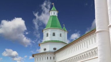 Diriliş Monastery(Voskresensky Monastery, Novoiyerusalimsky Monastery or New Jerusalem Monastery) gökyüzüne karşı--olan Moscow region, Rusya Federasyonu Rus Ortodoks Kilisesi'nin büyük bir manastır 