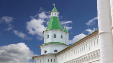 Diriliş Monastery(Voskresensky Monastery, Novoiyerusalimsky Monastery or New Jerusalem Monastery) gökyüzüne karşı--olan Moscow region, Rusya Federasyonu Rus Ortodoks Kilisesi'nin büyük bir manastır 