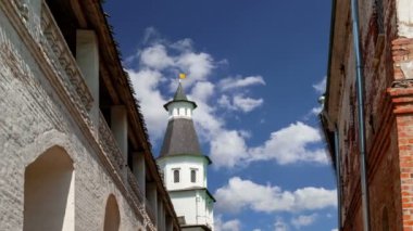 Diriliş Monastery(Voskresensky Monastery, Novoiyerusalimsky Monastery or New Jerusalem Monastery) gökyüzüne karşı--olan Moscow region, Rusya Federasyonu Rus Ortodoks Kilisesi'nin büyük bir manastır 