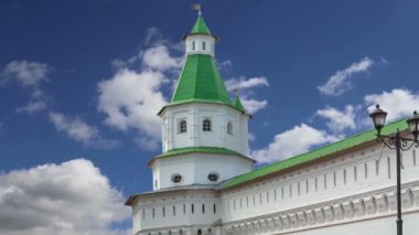 Diriliş Monastery(Voskresensky Monastery, Novoiyerusalimsky Monastery or New Jerusalem Monastery) gökyüzüne karşı--olan Moscow region, Rusya Federasyonu Rus Ortodoks Kilisesi'nin büyük bir manastır 