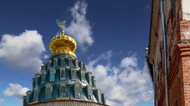 Diriliş Monastery(Voskresensky Monastery, Novoiyerusalimsky Monastery or New Jerusalem Monastery) gökyüzüne karşı--olan Moscow region, Rusya Federasyonu Rus Ortodoks Kilisesi'nin büyük bir manastır 