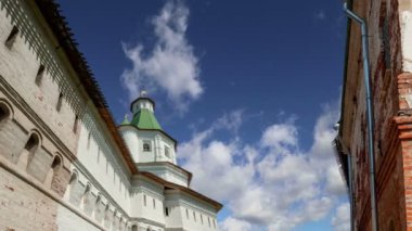 Diriliş Monastery(Voskresensky Monastery, Novoiyerusalimsky Monastery or New Jerusalem Monastery) gökyüzüne karşı--olan Moscow region, Rusya Federasyonu Rus Ortodoks Kilisesi'nin büyük bir manastır 