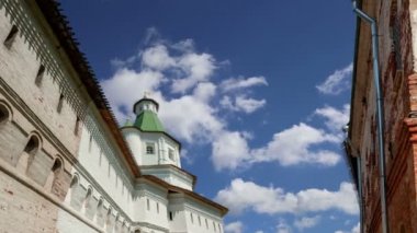 Diriliş Monastery(Voskresensky Monastery, Novoiyerusalimsky Monastery or New Jerusalem Monastery) gökyüzüne karşı--olan Moscow region, Rusya Federasyonu Rus Ortodoks Kilisesi'nin büyük bir manastır 