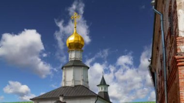 Diriliş Monastery(Voskresensky Monastery, Novoiyerusalimsky Monastery or New Jerusalem Monastery) gökyüzüne karşı--olan Moscow region, Rusya Federasyonu Rus Ortodoks Kilisesi'nin büyük bir manastır 
