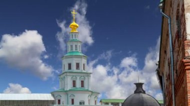 Diriliş Monastery(Voskresensky Monastery, Novoiyerusalimsky Monastery or New Jerusalem Monastery) gökyüzüne karşı--olan Moscow region, Rusya Federasyonu Rus Ortodoks Kilisesi'nin büyük bir manastır 