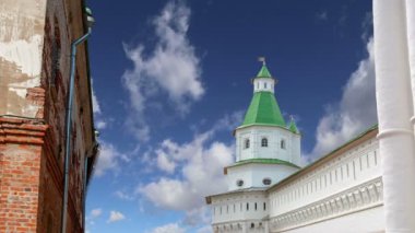 Diriliş Monastery(Voskresensky Monastery, Novoiyerusalimsky Monastery or New Jerusalem Monastery) gökyüzüne karşı--olan Moscow region, Rusya Federasyonu Rus Ortodoks Kilisesi'nin büyük bir manastır 