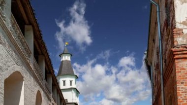 Diriliş Monastery(Voskresensky Monastery, Novoiyerusalimsky Monastery or New Jerusalem Monastery) gökyüzüne karşı--olan Moscow region, Rusya Federasyonu Rus Ortodoks Kilisesi'nin büyük bir manastır 
