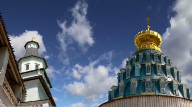 Diriliş Monastery(Voskresensky Monastery, Novoiyerusalimsky Monastery or New Jerusalem Monastery) gökyüzüne karşı--olan Moscow region, Rusya Federasyonu Rus Ortodoks Kilisesi'nin büyük bir manastır 