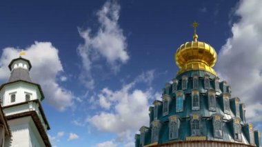 Diriliş Monastery(Voskresensky Monastery, Novoiyerusalimsky Monastery or New Jerusalem Monastery) gökyüzüne karşı--olan Moscow region, Rusya Federasyonu Rus Ortodoks Kilisesi'nin büyük bir manastır 