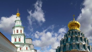 Diriliş Monastery(Voskresensky Monastery, Novoiyerusalimsky Monastery or New Jerusalem Monastery) gökyüzüne karşı--olan Moscow region, Rusya Federasyonu Rus Ortodoks Kilisesi'nin büyük bir manastır 
