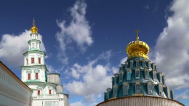 Diriliş Monastery(Voskresensky Monastery, Novoiyerusalimsky Monastery or New Jerusalem Monastery) gökyüzüne karşı--olan Moscow region, Rusya Federasyonu Rus Ortodoks Kilisesi'nin büyük bir manastır 
