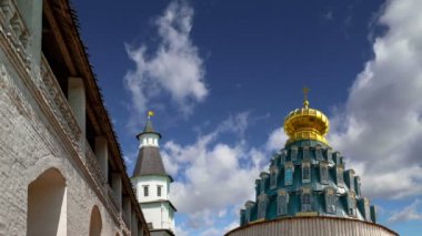 Diriliş Monastery(Voskresensky Monastery, Novoiyerusalimsky Monastery or New Jerusalem Monastery) gökyüzüne karşı--olan Moscow region, Rusya Federasyonu Rus Ortodoks Kilisesi'nin büyük bir manastır 