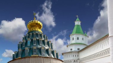 Diriliş Monastery(Voskresensky Monastery, Novoiyerusalimsky Monastery or New Jerusalem Monastery) gökyüzüne karşı--olan Moscow region, Rusya Federasyonu Rus Ortodoks Kilisesi'nin büyük bir manastır 
