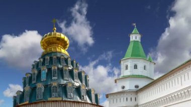 Diriliş Monastery(Voskresensky Monastery, Novoiyerusalimsky Monastery or New Jerusalem Monastery) gökyüzüne karşı--olan Moscow region, Rusya Federasyonu Rus Ortodoks Kilisesi'nin büyük bir manastır 