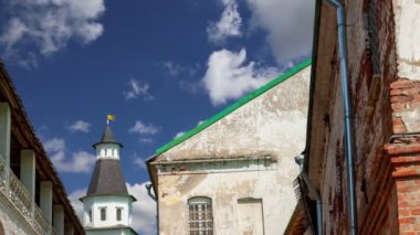 Diriliş Monastery(Voskresensky Monastery, Novoiyerusalimsky Monastery or New Jerusalem Monastery) gökyüzüne karşı--olan Moscow region, Rusya Federasyonu Rus Ortodoks Kilisesi'nin büyük bir manastır