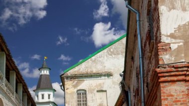 Diriliş Monastery(Voskresensky Monastery, Novoiyerusalimsky Monastery or New Jerusalem Monastery) gökyüzüne karşı--olan Moscow region, Rusya Federasyonu Rus Ortodoks Kilisesi'nin büyük bir manastır