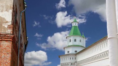 Diriliş Monastery(Voskresensky Monastery, Novoiyerusalimsky Monastery or New Jerusalem Monastery) gökyüzüne karşı--olan Moscow region, Rusya Federasyonu Rus Ortodoks Kilisesi'nin büyük bir manastır