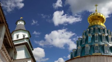 Diriliş Monastery(Voskresensky Monastery, Novoiyerusalimsky Monastery or New Jerusalem Monastery) gökyüzüne karşı--olan Moscow region, Rusya Federasyonu Rus Ortodoks Kilisesi'nin büyük bir manastır