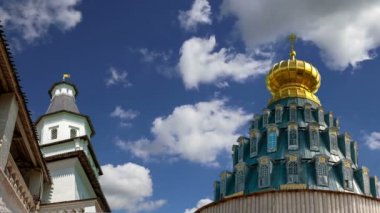 Diriliş Monastery(Voskresensky Monastery, Novoiyerusalimsky Monastery or New Jerusalem Monastery) gökyüzüne karşı--olan Moscow region, Rusya Federasyonu Rus Ortodoks Kilisesi'nin büyük bir manastır
