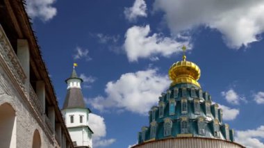 Diriliş Monastery(Voskresensky Monastery, Novoiyerusalimsky Monastery or New Jerusalem Monastery) gökyüzüne karşı--olan Moscow region, Rusya Federasyonu Rus Ortodoks Kilisesi'nin büyük bir manastır