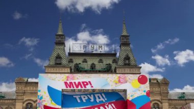 Moskova, Rusya 30 Nisan 2018: Ana evrensel mağaza (sakız) gökyüzü (tatil Posterler 01 Mayıs--yazıt Rusça gününde) tatil için dekore edilmiş. Moscow, Rusya Federasyonu