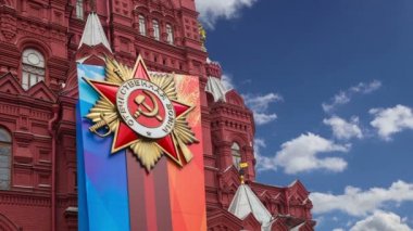 Moskova, Rusya 30 Nisan 2018: madalya ile afiş ve tarihi Müzesi (Zafer Bayramı dekorasyonu) gökyüzü, kırmızı kare, Moskova, Rusya karşı cephe üzerinde şerit 