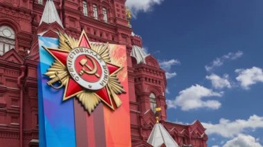 Moskova, Rusya 30 Nisan 2018: madalya ile afiş ve tarihi Müzesi (Zafer Bayramı dekorasyonu) gökyüzü, kırmızı kare, Moskova, Rusya karşı cephe üzerinde şerit 