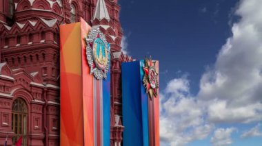 Moskova, Rusya 30 Nisan 2018: madalya ile afiş ve tarihi Müzesi (Zafer Bayramı dekorasyonu) gökyüzü, kırmızı kare, Moskova, Rusya karşı cephe üzerinde şerit 