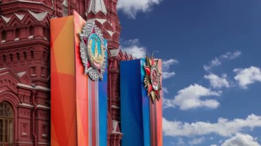 Moskova, Rusya 30 Nisan 2018: madalya ile afiş ve tarihi Müzesi (Zafer Bayramı dekorasyonu) gökyüzü, kırmızı kare, Moskova, Rusya karşı cephe üzerinde şerit 