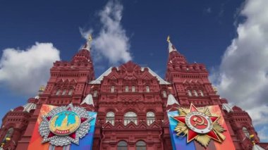 Moskova, Rusya 30 Nisan 2018: madalya ile afiş ve tarihi Müzesi (Zafer Bayramı dekorasyonu) gökyüzü, kırmızı kare, Moskova, Rusya karşı cephe üzerinde şerit 