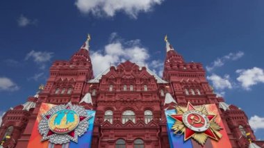 Moskova, Rusya 30 Nisan 2018: madalya ile afiş ve tarihi Müzesi (Zafer Bayramı dekorasyonu) gökyüzü, kırmızı kare, Moskova, Rusya karşı cephe üzerinde şerit 