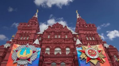 Moskova, Rusya 30 Nisan 2018: madalya ile afiş ve tarihi Müzesi (Zafer Bayramı dekorasyonu) gökyüzü, kırmızı kare, Moskova, Rusya karşı cephe üzerinde şerit 