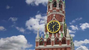Gökyüzüne karşı işçinin kulesi. Moskova Kremlin, Rusya (gün)  