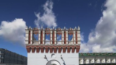 Kutafya Kulesi gökyüzüne karşı. Moskova Kremlin, Rusya (gün içinde)    