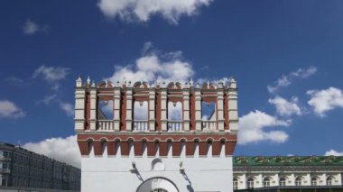 Kutafya Kulesi gökyüzüne karşı. Moskova Kremlin, Rusya (gün içinde)    
