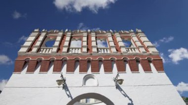 Kutafya Kulesi gökyüzüne karşı. Moskova Kremlin, Rusya (gün içinde)    