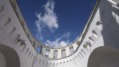 Kutafya Kulesi gökyüzüne karşı. Moskova Kremlin, Rusya (gün içinde)    