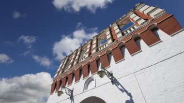 Kutafya Kulesi gökyüzüne karşı. Moskova Kremlin, Rusya (gün içinde)    
