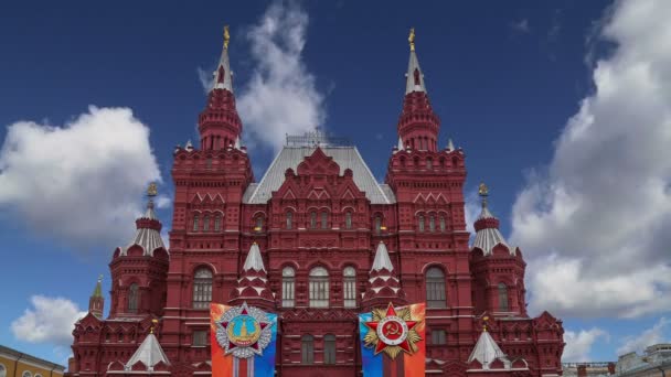 Moskwa Rosja Kwietnia 2018 Banery Medalami Wstążki Elewacji Muzeum Historycznego — Wideo stockowe