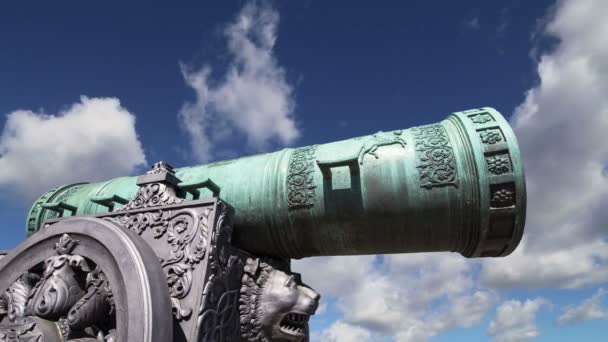 俄罗斯莫斯科克里姆林宫的沙皇大炮顶着天空 是在莫斯科克里姆林宫地面上展出的一个5 长的大炮 — 图库视频影像