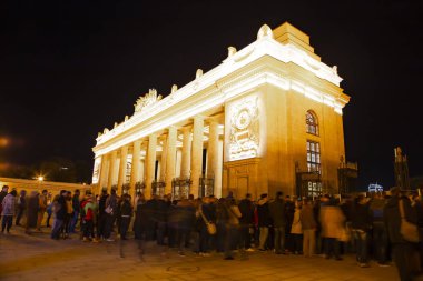 Moskova, Rusya - 03 Ekim 2015: Gorki Park-Merkezi Kültür Park ve dinlenme (Rusça yazıt), ana giriş kapısı bir ana citysights ve Moskova, Rusya'nın landmark (gece) 