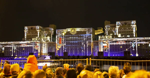 モスクワ ロシア連邦 2015 光のサークル フェスティバルの国際 レーザーでモスクワ ロシア連邦国防省のファサードのビデオ マッピング ショー — ストック写真