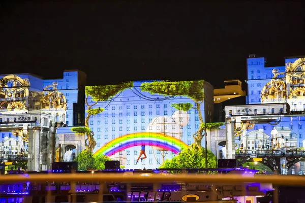 モスクワ ロシア連邦 2015 光のサークル フェスティバルの国際 レーザーでモスクワ ロシア連邦国防省のファサードのビデオ マッピング ショー — ストック写真